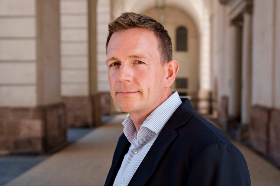 Skatteminister Rasmus Stoklund (S) oplyser i et svar til Folketinget, at det særlige Finansieringsudvalg under Indenrigsministeriet får til at opgave at komme med forslag, der skal "minimere" en stor ekstraregning på kommunal udligning til blandt andet København og Frederiksberg som følge af de meget store prisstigninger på boliger i de to kommuner.