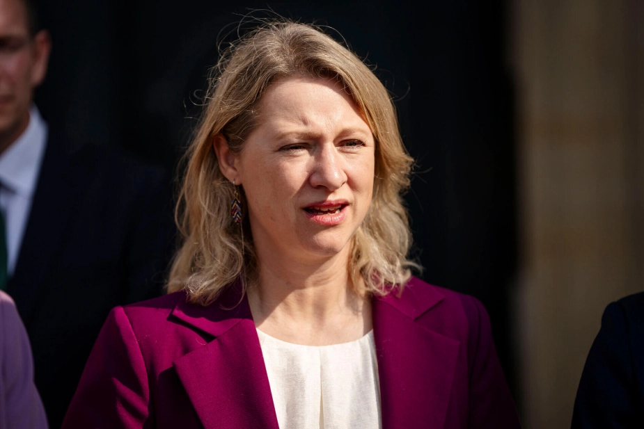 Den første forklarende faktor er ministerskiftet. Det tager altid tid at udskifte en minister. Både fordi den nye minister skal have tid til at læse sig ned i stofområdet - uanset hvor velforberedt ministeren end måtte være.