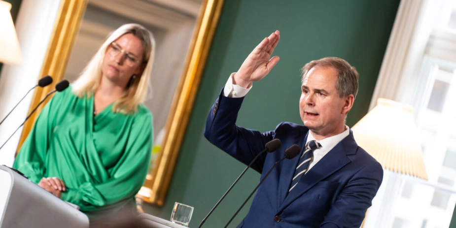 Finansminister Nicolai Wammen (S) præsenterede regeringens finanslovsforslag fredag. I forbindelse med finanslovsforslaget har regeringen også offentliggjort, hvordan den vil skære 1.000 årsværk i statens administration. Særligt fem områder berører ældreområdet.