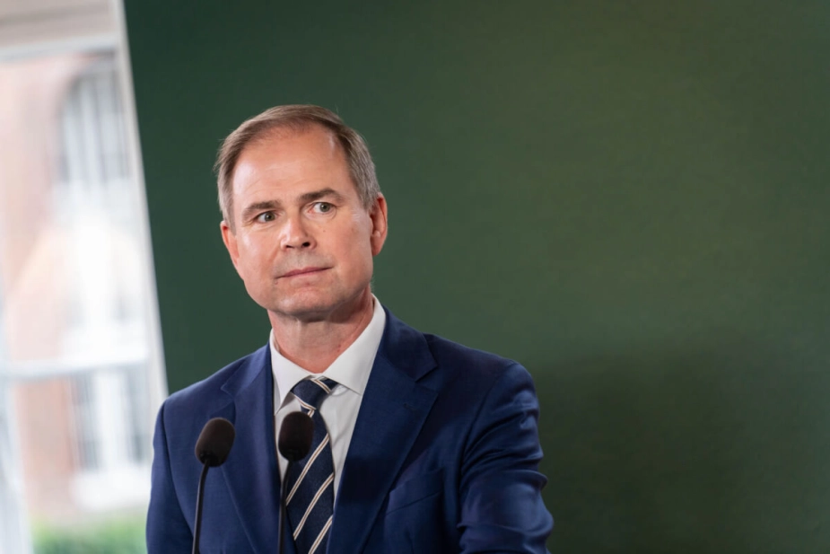 Finansminister Nicolai Wammen (S) greb i dag dybt i lommerne for at løse finansieringskrisen i mange kommuner. Ministeren fortalte i øvrigt, at han ikke kendte det samlede problem, da han offentliggjorde økonomiaftalen den 31. maj.