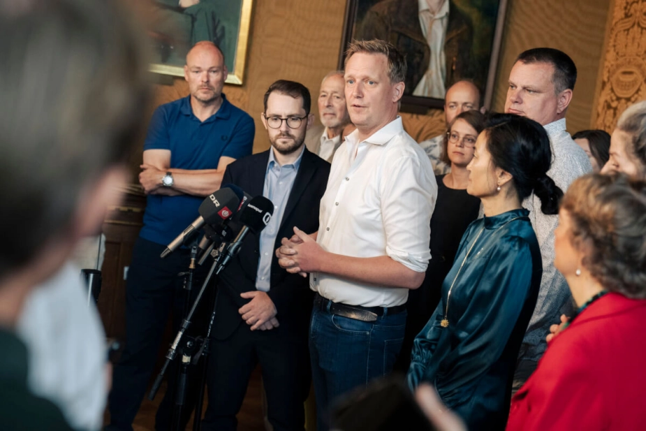 Beskæftigelses- og integrationsborgmester Jens-Kristian Lütken (V) i hvid skjorte forrest i billedet, da han var med til at præsentere budgettet for 2025 i Københavns Kommune. 14 dage efter har de besluttet af selvbudgettere.