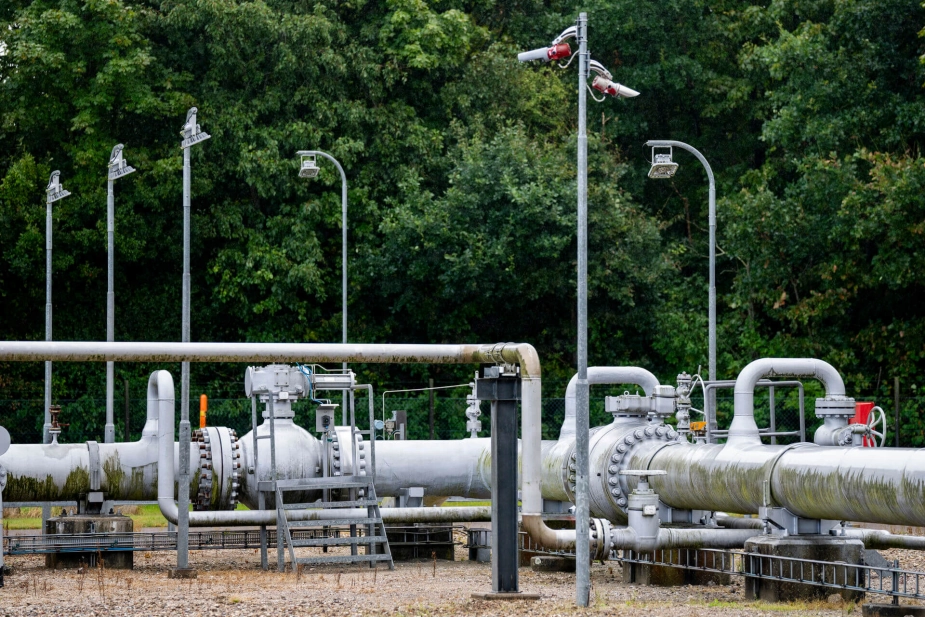 Gaslageret Gas Storage Denmark ved Nyrup på Sjælland bliver opbevaret 1,5 kilometer under jorden i et naturligt lager i sandsten. Den kan pumpes op og ned gennem rørene over jorden.