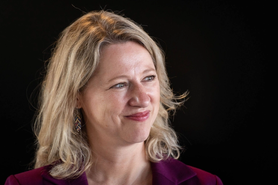 Ministeren lover, at pengene vil gå til specialeplanlægning fra næste år. Lignende budskab havde hendes forgængere.