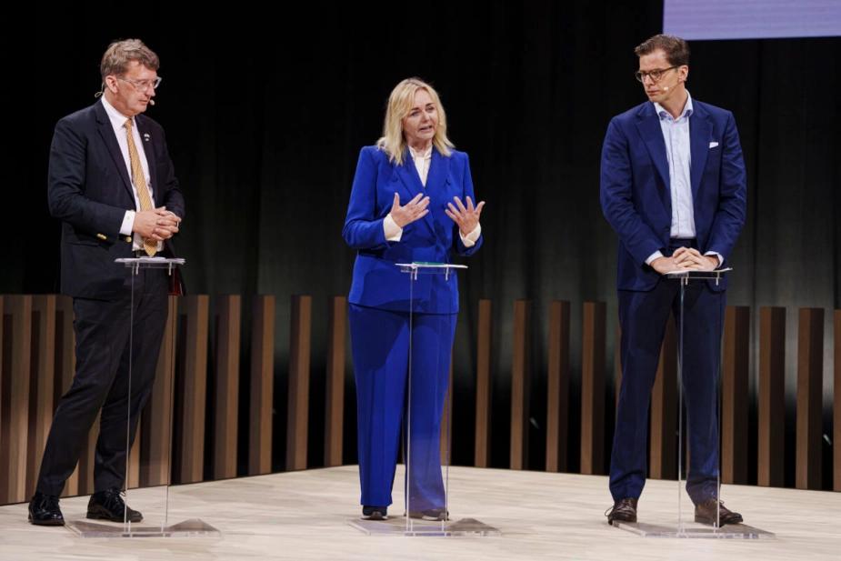 Alex Vanopslagh (LA) har samlet de blå partier i oppositionen bestående af Konservative, Danmarksdemokraterne og Dansk Folkeparti i et ønske om en bindende bureaukratilov.