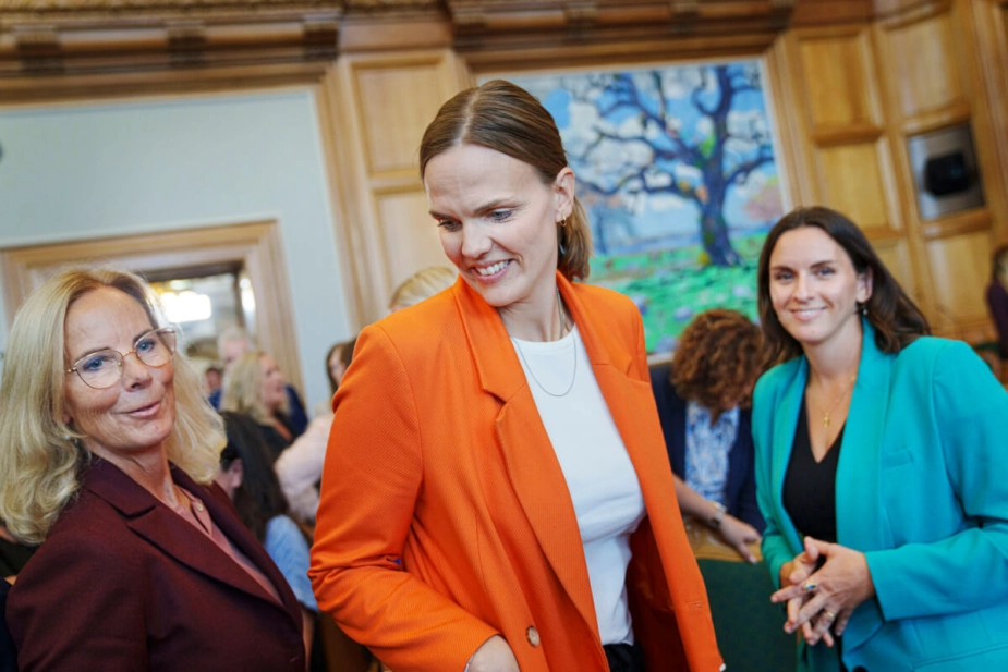 NB-Økonomi fangede minister for digitalisering Caroline Stage Olsen (M) (i midten) til Folketingets åbning tirsdag.