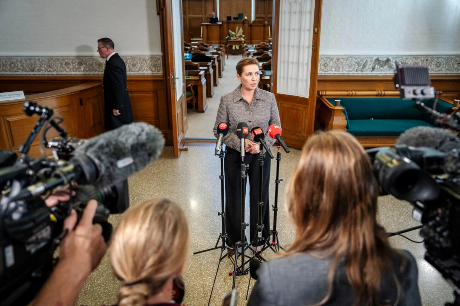 Statsminister Mette Frederiksen (S) til doorstep foran folketingssalen torsdag, da der var åbningsdebat.