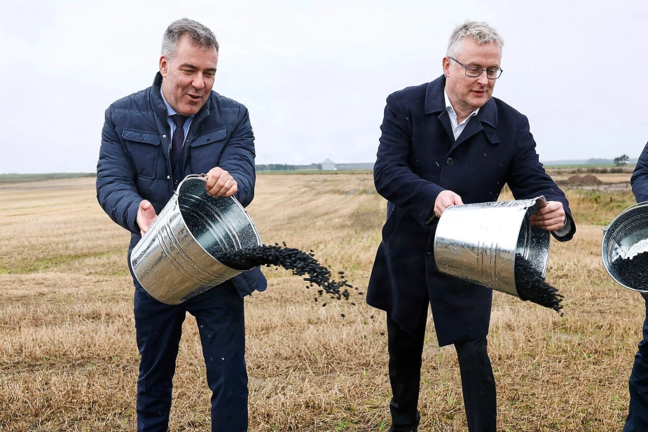 Anlægget i Vrå i Vendsyssel blev indviet i oktober 2024 af klima-, energi- og forsyningsminister Lars Aagaard (M) og minister for fødevarer-, landbrug- og fiskeri Jacob Jensen (V).