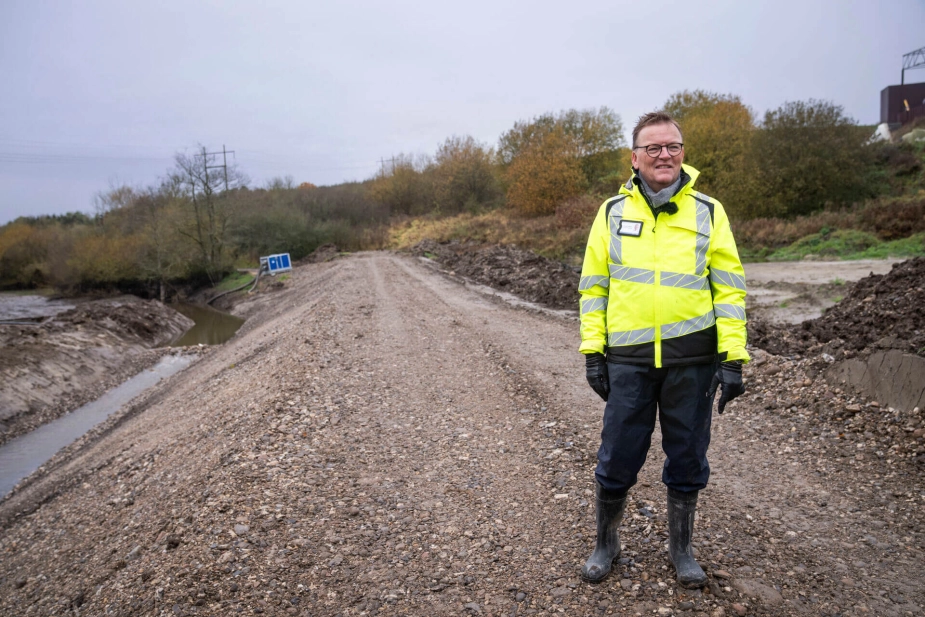 Kommunaldirektør Jesper Kaas Schmidt på skadesstedet ved Nordic Waste-grunden.