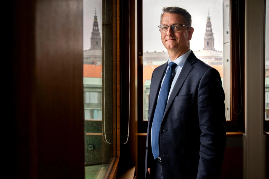 Torsten Schack Pedersen (V), minister for samfundssikkerhed og beredskab, vil lande en aftale om redningsberedskab før jul. Men kommunerne skal ikke forvente midler i den aftale. De får dog indirekte en håndsrækning fra statslig side.