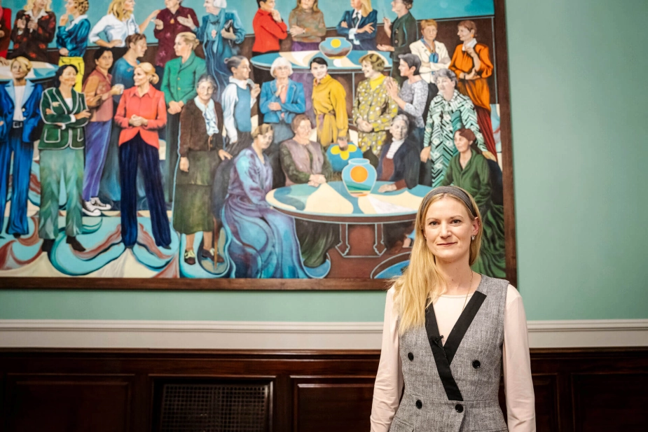 Hvidovre Kunstråd havde foreslået otte forskellige kunstnere til opgaven, og valget faldt på Mie Mørkeberg, som bedst er kendt for det store maleri "Samtalen 1918-2024" med 30 markante kvinder i dansk politik, som i dag hænger på Christiansborg.
