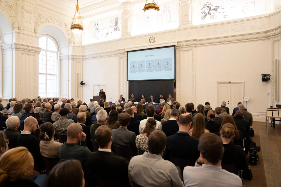 Indenrigs- og sundhedsminister Sophie Løhde, chefredaktør Arne Ullum, borgmestre og en rækker eksperter udlægger teksten, når der den 11. marts er høring i Landstingssalen på Christiansborg om fremtidens kommunaløkonomi - herunder den næste store udligningsanalyse.