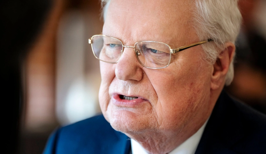 Bjarne Hastrup, administrerende direktør i Ældre Sagen, fremhæver blandt andet regeringens initiativ om at styrke kvaliteten og trygheden i ældreplejen.