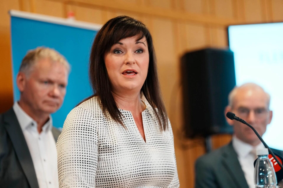 Sundhedsminister Sophie Løhde (V) påpeger, at kommunerne fortsat kan drive de fratagne ansvarsområder og dermed skabe mere nærhed.