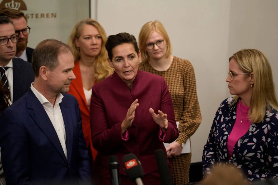 Finansminister Nicolai Wammen (S), t.v. præsenterede sammen med blandt andet formanden for SF Pia Olsen Dyhr (SF) og økonomiminister Stephanie Lose (V), t.h. finansloven, hvor der sættes penge af til skolemad.