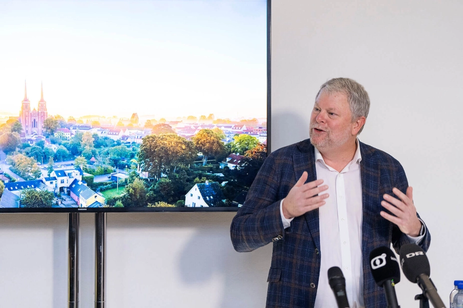 Roskildes borgmester Thomas Breddam præsenterer det nye Verdensarvscenter på et pressemøde.