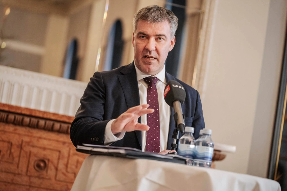 Klima-, Energi- og Forsyningsministeriet beklager i nyt notat, at Lars Aagaard (M) ikke orienterede ordførere i Folketinget sidste år om forsinkelser i udbygningen af elnettet.