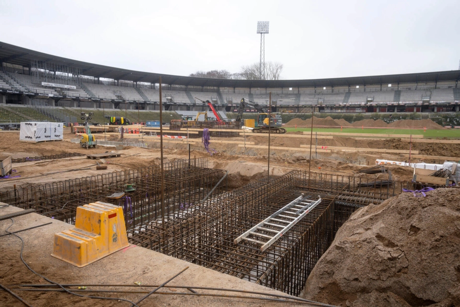Byggeriet af det nye stadion er i fuld gang imens regningen gang på gang vokser. Sådan så byggepladsen ud i december.