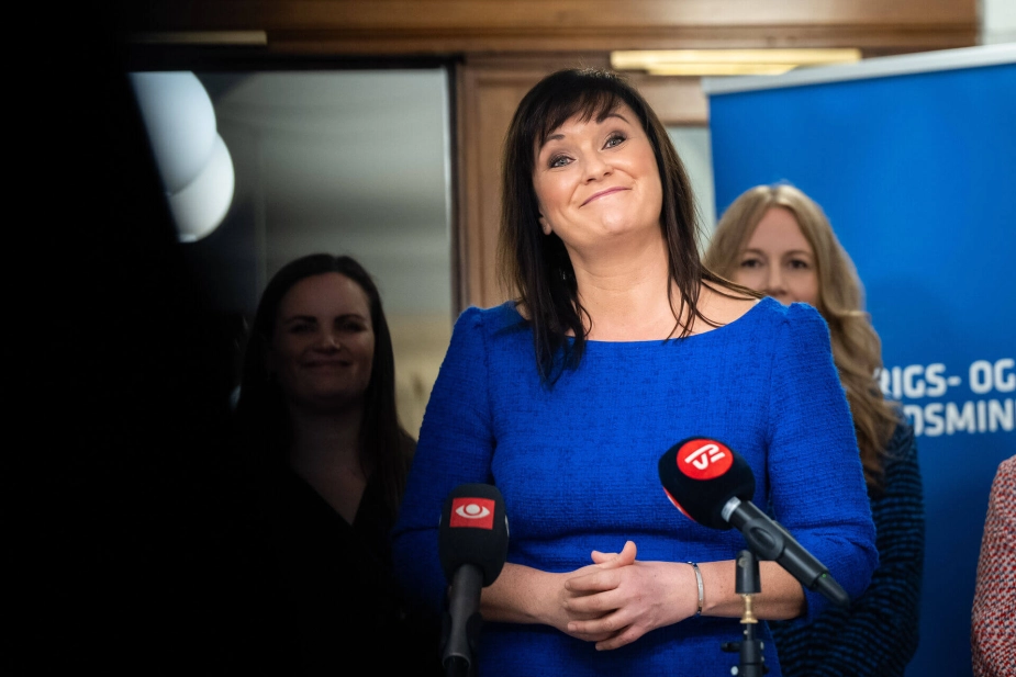 KL-formand Martin Damm (V) fik ret i sin forudsigelse. Indenrigsminister Sophie Løhde (V) har fundet smilet frem og er glad for KLs brev med ni principper til et bredt kommissorium.