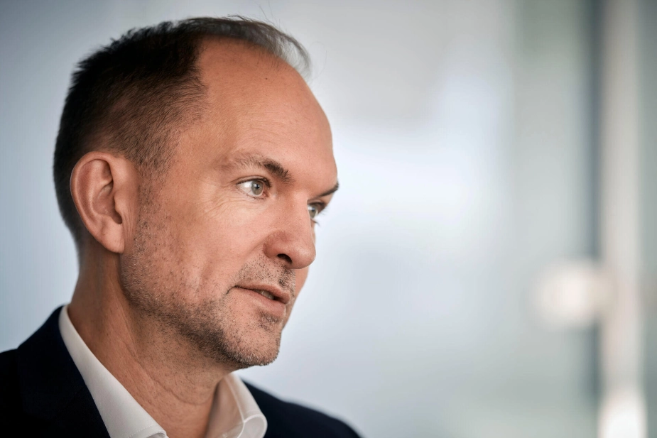 Minister for grøn trepart, Jeppe Bruus (S), afviste ved et samråd onsdag flere gange Danmarksdemokraternes spekulationer om, at kvælstofreguleringen handler om at lægge solpaneler for at redde landmænd for konkurs.