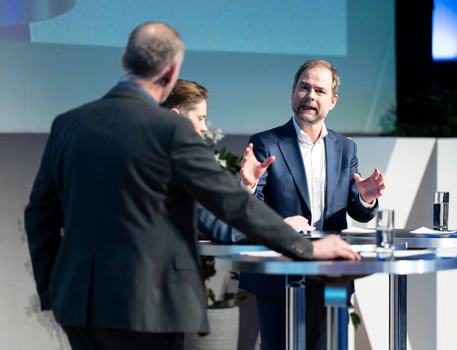 Borgmestrene og KL kan ånde lettet op, da finansminister lover i skriftligt svar, at han stadigvæk vil offentliggøre de mellemfristede fremskrivninger - hvor råderummet typisk opgøres - i foråret.