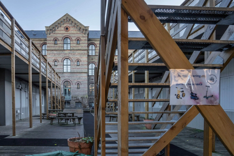 I Københavns Kommune har man blandt andet bygget skurvognslejligheder ved det Gamle Kommune Hospital, der ligger ved Søerne, for at kunne huse ukrainske flygtninge.