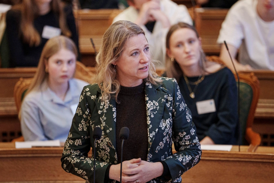"Det er min forventning, at en gennemskrevet vejledning kan sendes i høring inden årets udgang," siger socialministeren om vejledningen til magtanvendelsesreglerne.