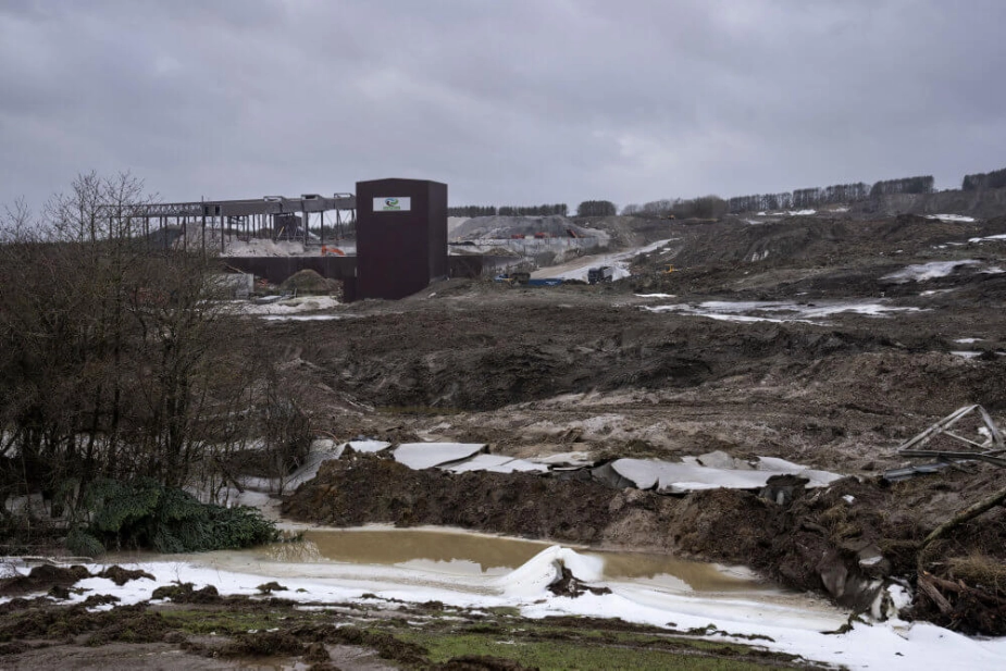 I december 2023 begyndte enorme mængder jord at skride hos jordforarbejdningsvirksomheden Nordic Waste i Ølst ved Randers. 22 ton PFAS-holdigt jord, der var indkapslet i beton, blev begravet ved skreddet. (Arkivfoto).