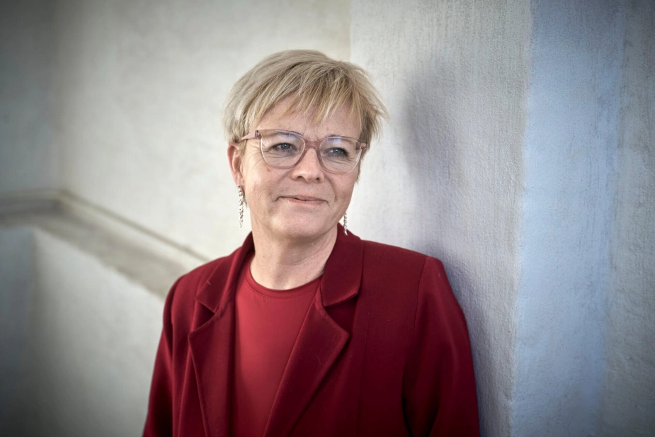 Karin Liltorp, beskæftigelsesordfører for Alternativet, advarer mod regeringens kurs. Hun mener, at politikken skaber mistillid og utryghed for mennesker på førtidspension, selvom statsministeren lover, at ”ingen skal opgives”.