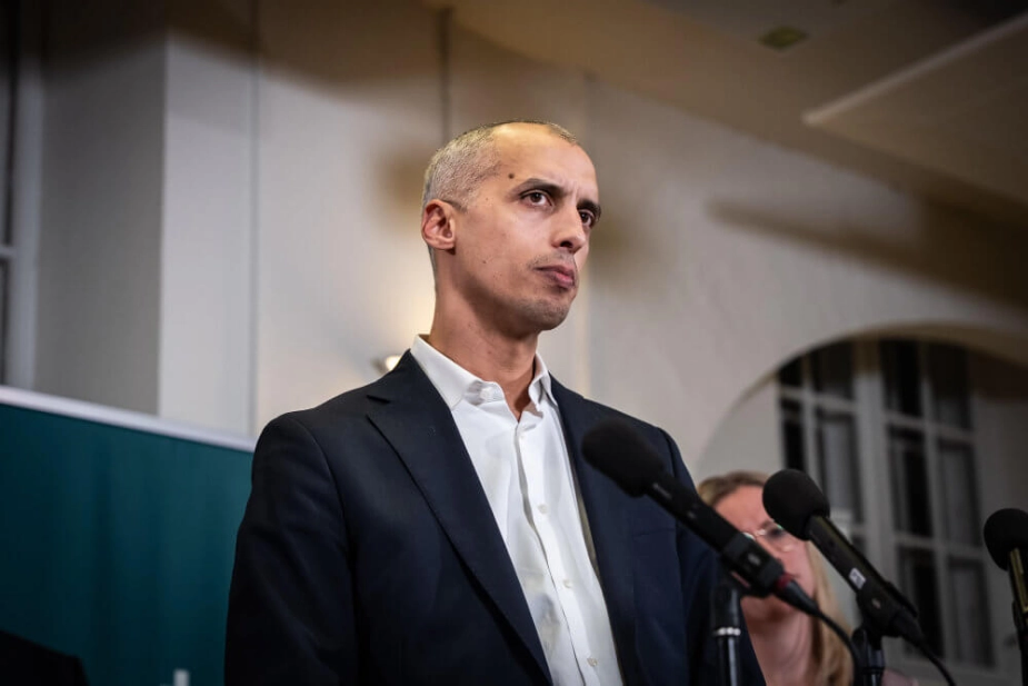 Børne- og undervisningsminister Mattias Tesfaye (S) vil indføre mobilforbud i skoler og fritidshjem, skriver Politiken. (Arkivfoto).