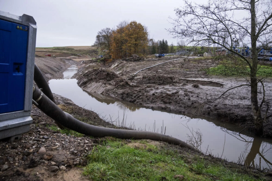 Randers Kommune fremviste i oktober sidste år, at der var blevet genetableret et naturligt forløb for Alling Å på skadestedet ved Nordic Waste-grunden ved Ølst i Østjylland. (Arkivfoto).
