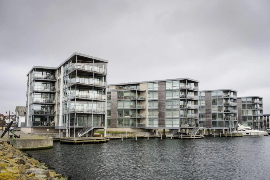 De fire bygninger på Vesterhavnen i Nyborg blev evakueret i februar, efter at Nyborg Kommune fik dokumentation for, at de bærende bjælker i parkeringskældrene ikke var brandsikrede. (Arkivfoto).