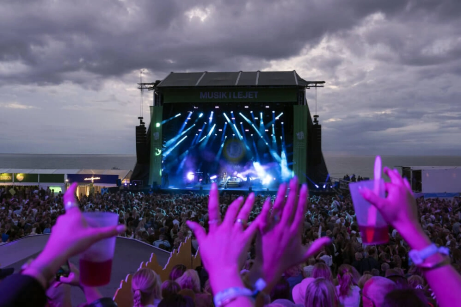 Siden 2009 er festivalen Musik i Lejet blevet afholdt på parkeringspladsen ved stranden i Tisvildeleje. I år skal festivalen rykke plads. (Arkivfoto).