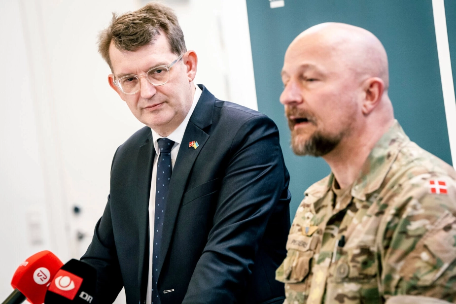 Her præsenterer forsvarsministeren Forsvarets Nationale Dronecenter i Odense. Han ventes at præsentere ny flådeplan inden for de kommende dage.