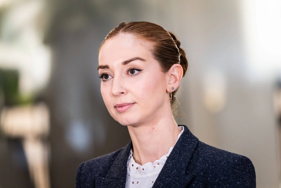 Samira Nawa (R) kalder regeringens forhandlinger om genåbning af førtidspensionssager bagudrettede og ude af trit med reformaftalens fokus.