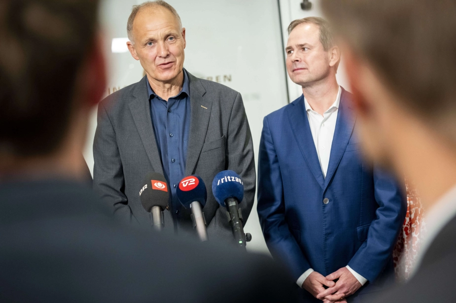 KL-formand Martin Damm (tv) og finansminister Nicolai Wammen (th) var ganske tilfredse, da de for et års tid siden præsenterede en økonomiaftale for kommunerne i 2025. I dag indleder de forhandlingerne om kommunernes økonomi for næste år.
