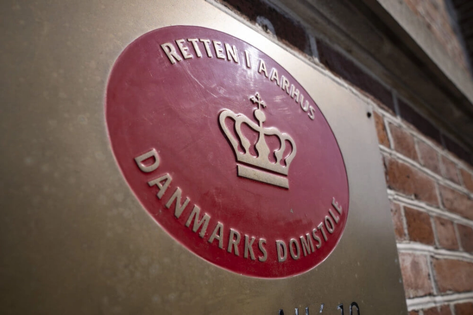 En 23-årig kvinde har ved Retten i Aarhus lagt sag an mod Aarhus Kommune og Udenrigsministeriet og kræver 400.000 kroner i godtgørelse. Myndighederne gjorde ikke tilstrækkeligt for at forhindre, at hun blev sendt på genopdragelsesrejse, lyder det. (Arkivfoto).