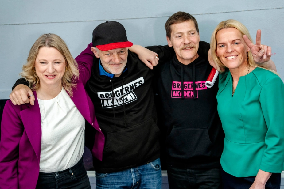 Der var brede smil, da regeringen fremlagde sit udspil til en værdighedsreform. Den lader dog vente på sig.