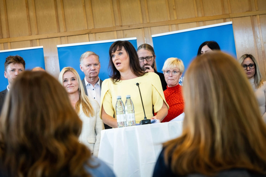"Skal vi lykkes med at mindske den mest indgribende tvang, skal personalet også have andre handlemuligheder," siger indenrigs- og sundhedsminister Sophie Løhde (V)