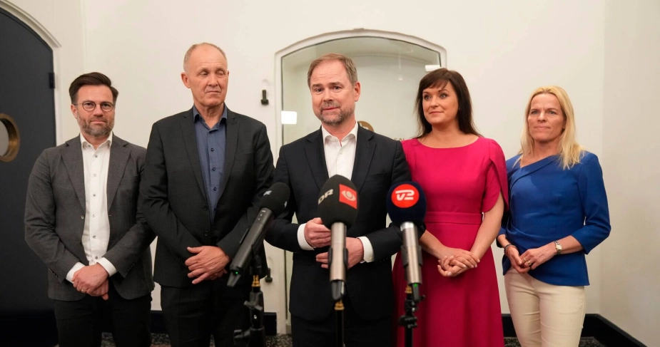 Finansminister Nicolai Wammen præsenterede aftalen om kommunernes økonomi for 2026 i Finansministeriet tirsdag over middag. Det gjorde han sammen med fra venstre: Peter Rahbæk Juel, næstformand for Kommunernes Landsforening, formand Martin Damm, indenrigs- og sundhedsminister Sophie Løhde og ældreminister Mette Kierkgaard.