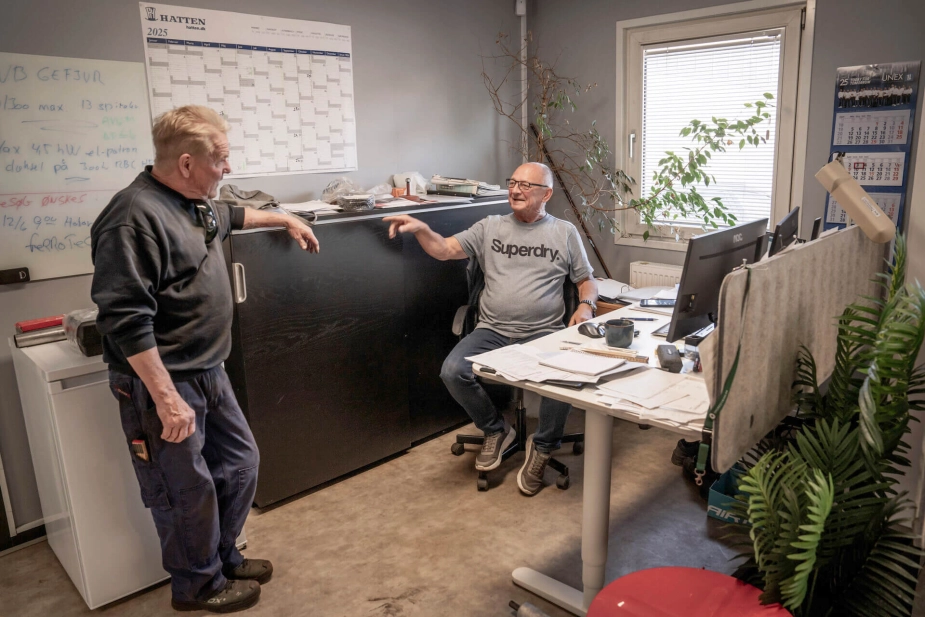 Aldrig før har så mange danskere arbejdet efter folkepensionsalderen. I september var næsten 100.000 seniorer stadig i job.