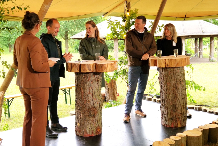 Ved et arrangement på Naturcenter Herstedhøje fejrede minister for grøn trepart Jeppe Bruus (S), Maria Reumert Gjernding (DN), Søren Søndergaard (L&F) og Birgit S. Hansen (KL) 24. juni 1-årsdagen for indgåelsen af "Aftale om et grønt Danmark".