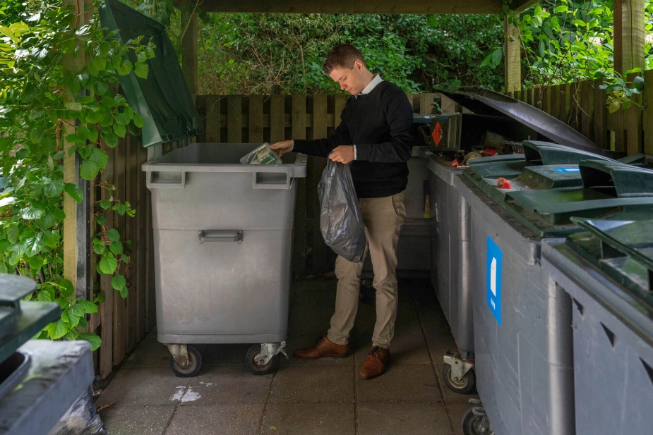 Kommunalbestyrelsesmedlem på Frederiksberg Anders Storgaard (K) håber at få politisk opbakning til et opgør med den nuværende affaldssortering. Han er blevet chokeret over, hvor meget det koster at spare et ton CO2 gennem kildesortering af plast og andre fraktioner.