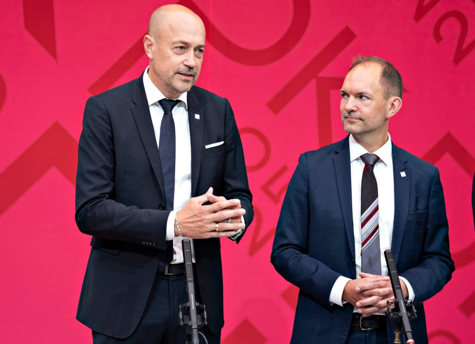 Producenter presser på for at få regeringen til at gribe ind og justere eller udskyde det udvidede producentansvar for emballager, der skal træde i kraft i oktober. Ifølge miljøminister Magnus Heunicke (tv.) arbejder regeringen intenst på at håndtere problemerne.