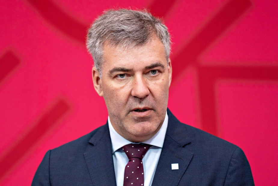 Lars Aagaard og regeringen stod sidste år bag en ændring af afskrivningsreglerne for fjernvarmerør, men nedsættelsen af forbrugerpriserne til nye projekter lader vente på sig, da låneperioden forbliver 30 år.