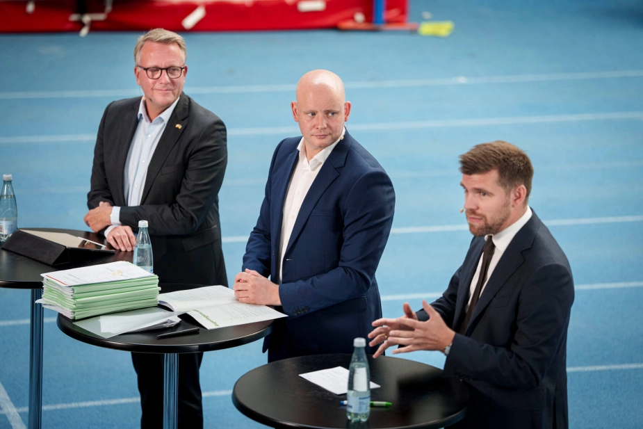 Ministrene Morten Bødskov (tv.), Jakob Engel-Schmidt (im.) og Morten Dahlin (th.) præsenterede i dag udspillet 'Mindre bøvl - mere fællesskab'.