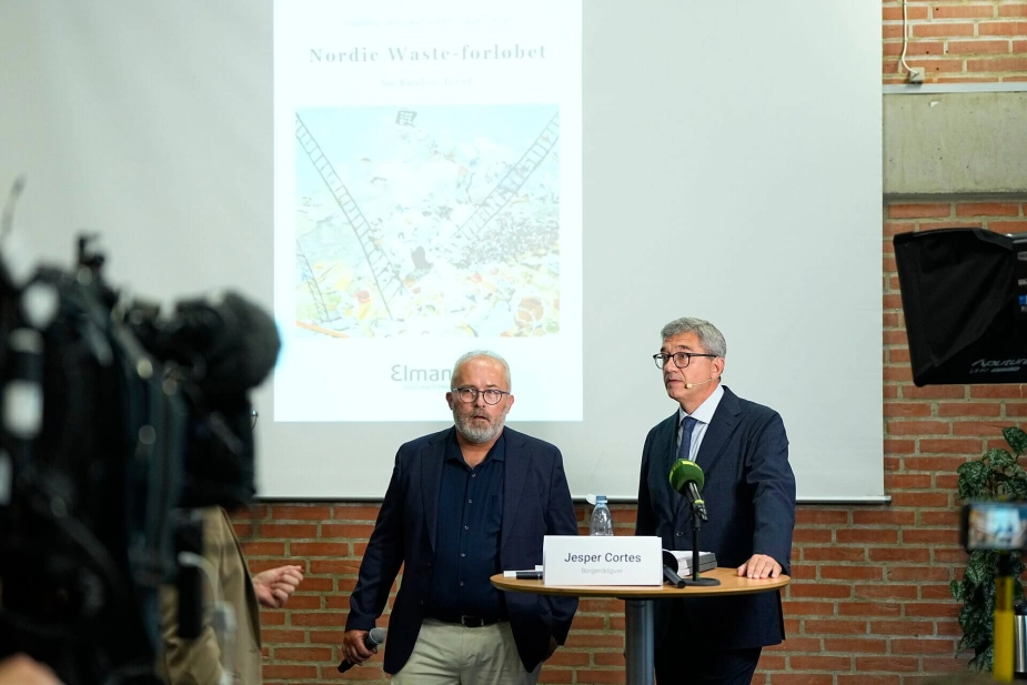 Advokat Henrik Græsdal fra Elmann Advokatpartnerselskab, som står til højre, har i dag præsenteret en advokatundersøgelse af Nordic Waste-forløbet hos Randers Kommune. Til venstre står borgerrådgiver i Randers Kommune Jesper Cortes.