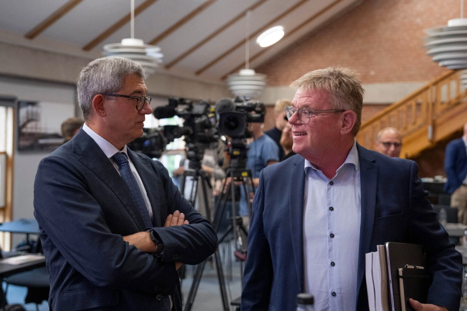 I september holdt Randers Kommune et pressemøde om advokatundersøgelsen, som byrådet havde bestilt. Til stede var bl.a. S-borgmester Torben Hansen (th.) og den advokat Henrik Græsdal, der fremlagde konklusionerne.