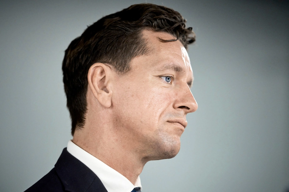 Beskæftigelsesminister Kaare Dybvad Bek (S) afviser kritikken af regeringens plan om at genåbne førtidspensionssager og understreger, at initiativet skal beskytte tilliden til velfærdssystemet.