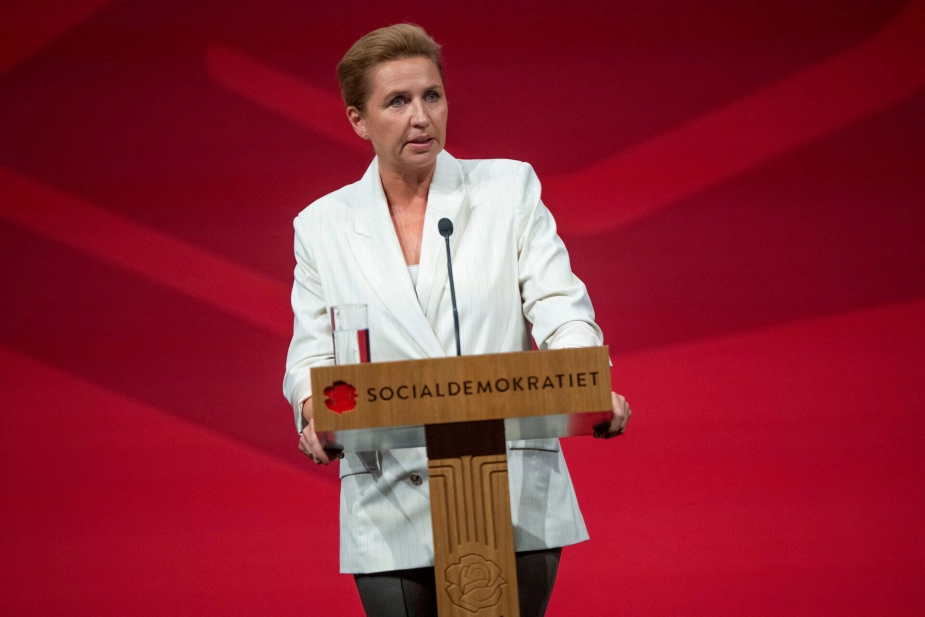Ifølge NB-Kommunes prognose står Socialdemokratiet overfor et kommunalvalg med nederlag og tilbagegang. Foto fra Mette Frederiksens tale på partiets årsmøde 13. september 2025.