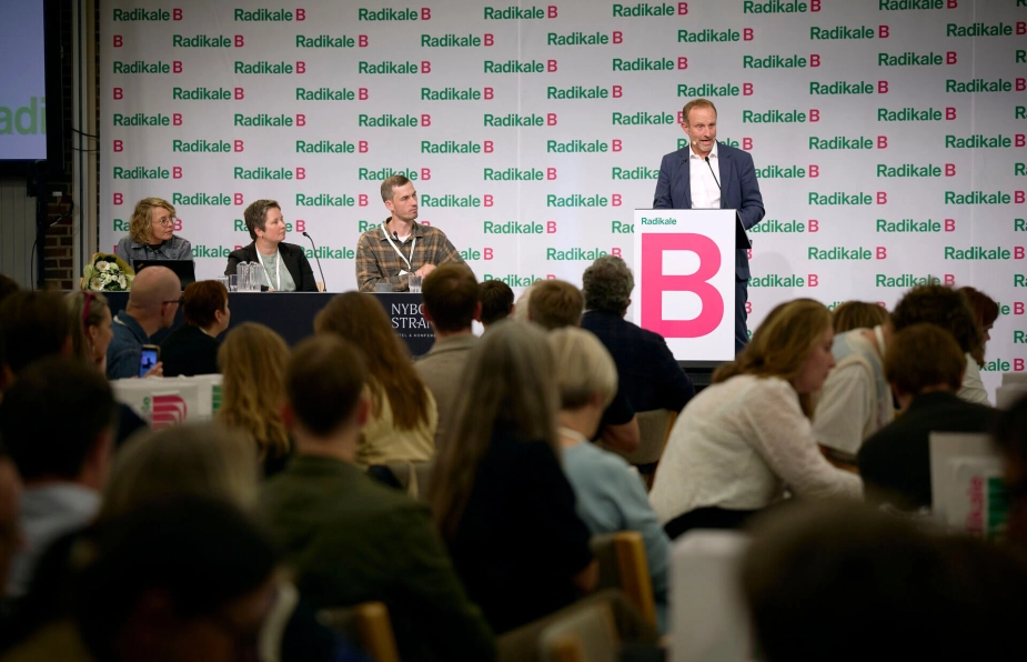 De Radikale vil "belønne de borgere, der tager ansvar", sagde partileder Martin Lidegaard på landsmødet lørdag. En økonomisk bonus på 200 mio. kr. skal gå til borgerne og kommunen frem for producenten og lodsejeren - og ikke modregnes i bloktilskuddet, som det er tilfældet med regeringens nye tilskud til kommuner med meget vedvarende energi.